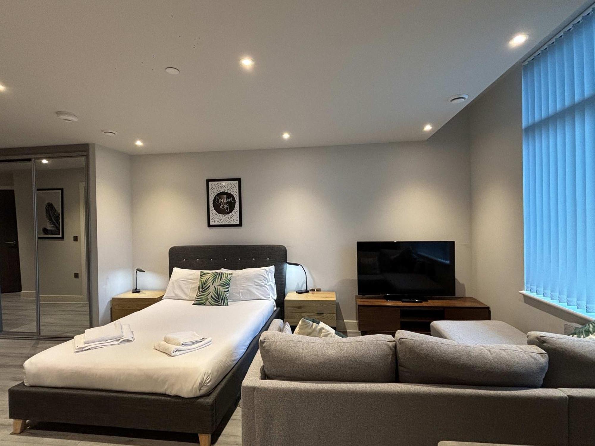Modern Studio In Bracknell With Free Parking Exterior photo