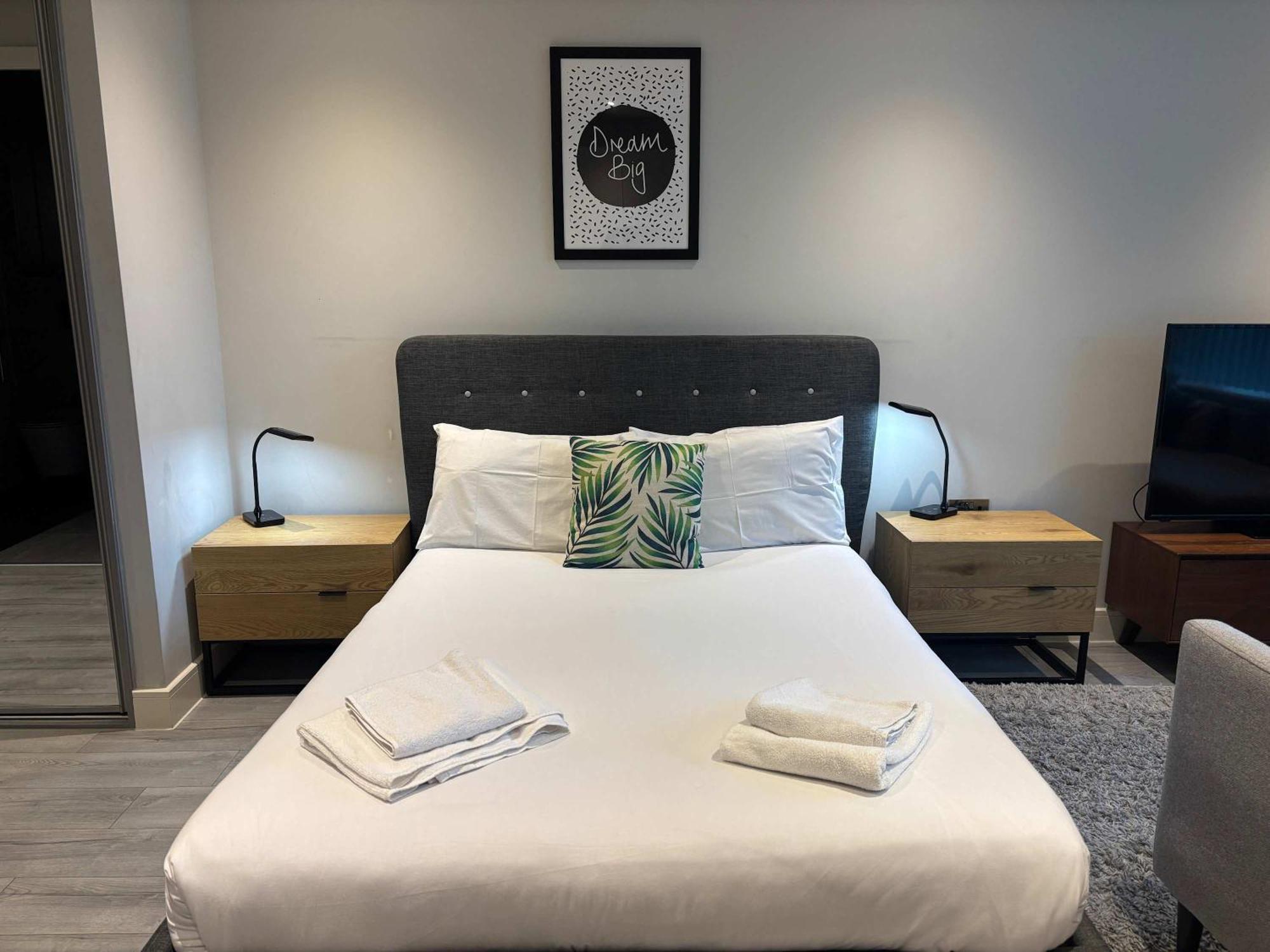 Modern Studio In Bracknell With Free Parking Exterior photo