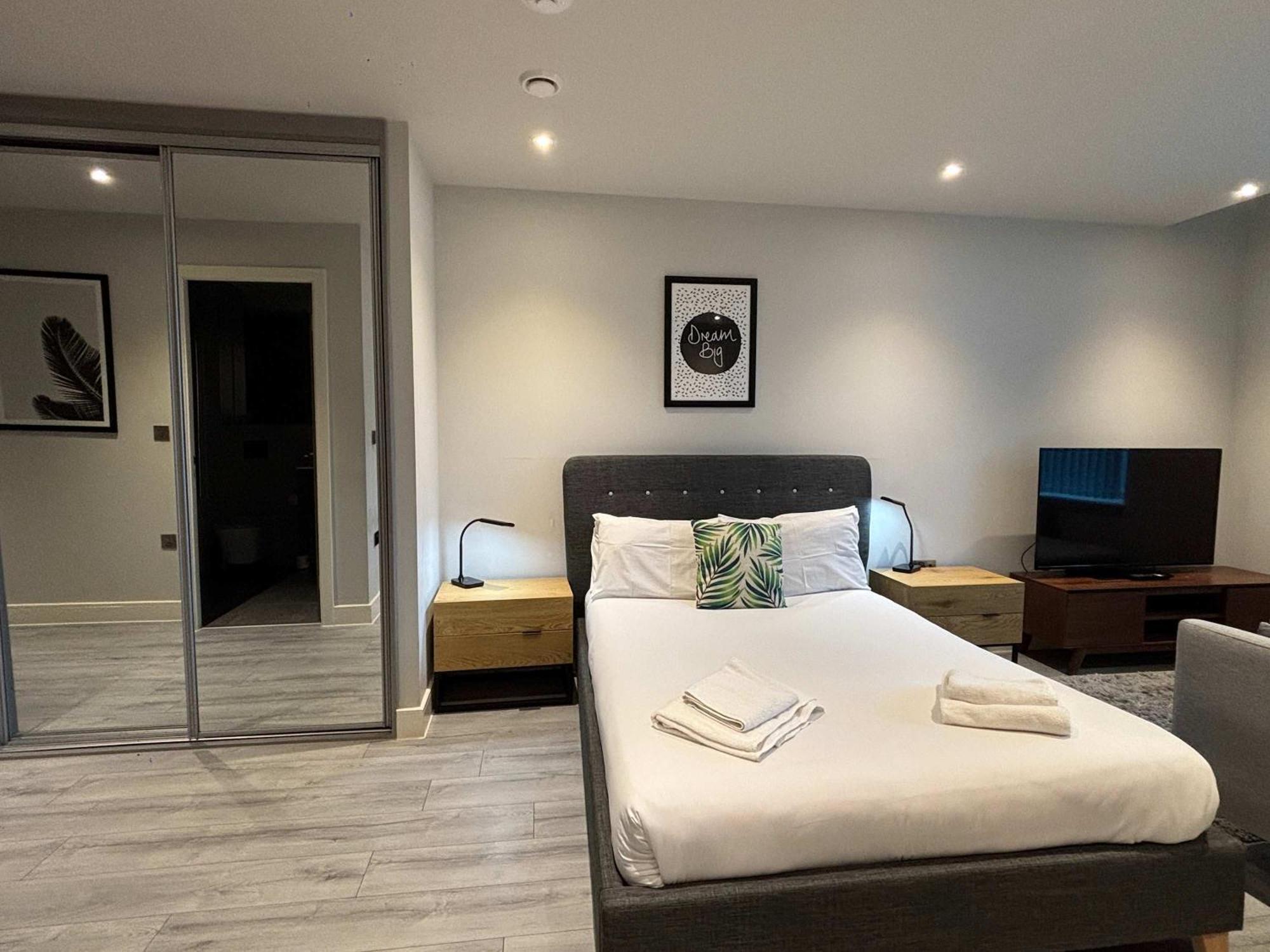 Modern Studio In Bracknell With Free Parking Exterior photo